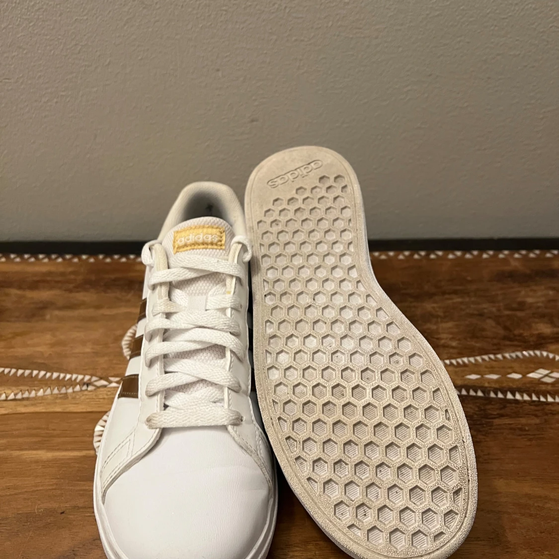 Vita och guldiga sneakers från Adidas - 2