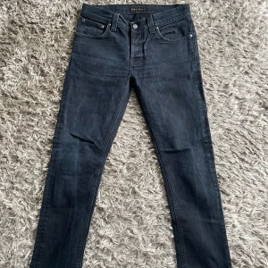 Mörkblå jeans från Nudie Jeans - Snygga mörkblå jeans från Nudie. Strl w 32 l 34. Bra skick. Modell Grim Tim. Skriv vid frågor.