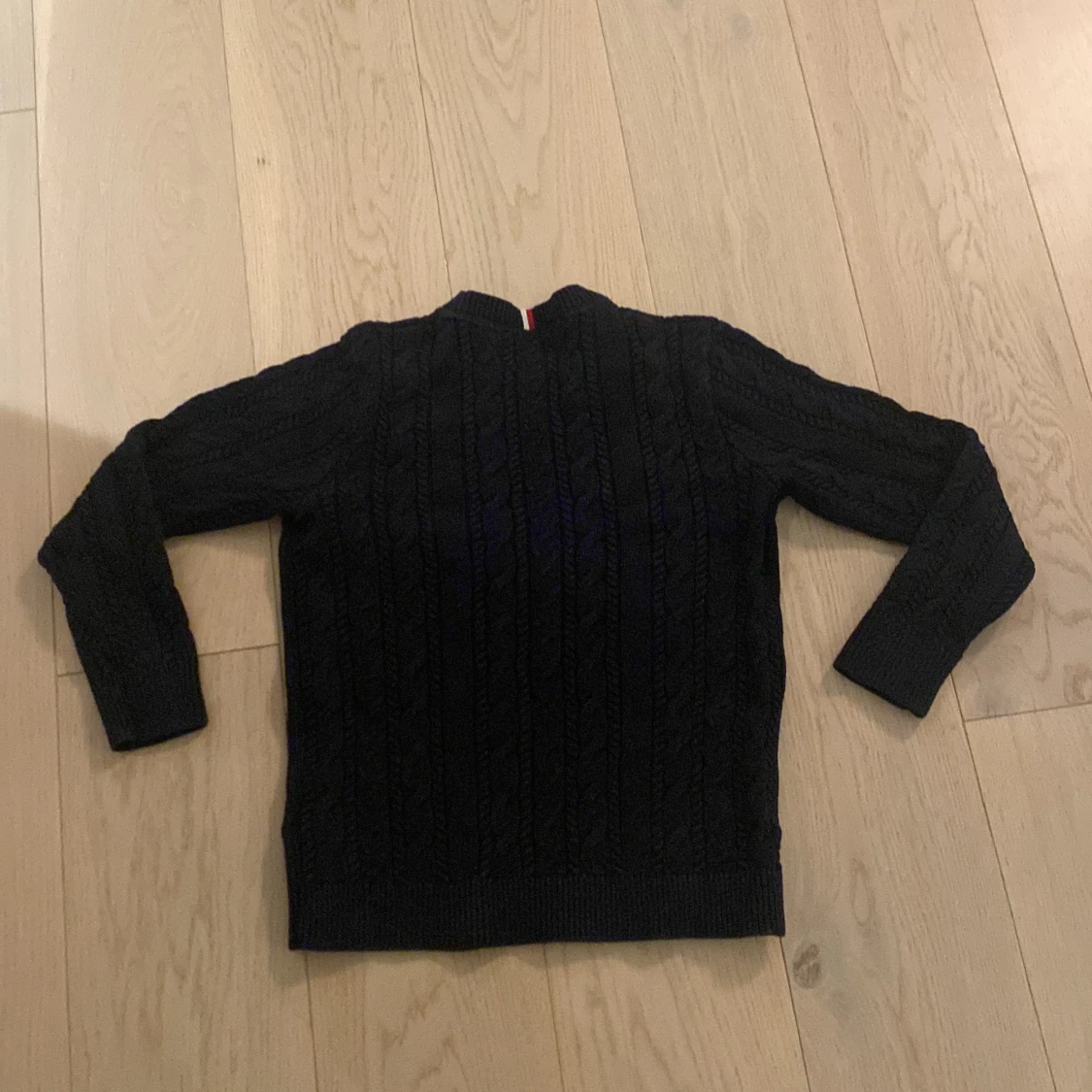 Mörk blå stickad tröja från Tommy Hilfiger - 3