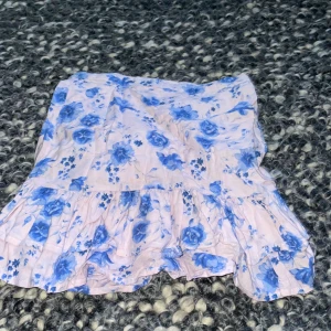 Blommig kjol från Linex Kids - Söt blommig kjol från Linex Kids i ljusrosa med blå rosor !