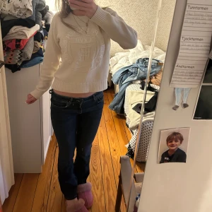 Zara jeans mörkblå lågmidjade bootcut  - Säljer dessa snygga jeans i storlek 34. Säljer för jag har för många jeans, men i väldigt fint skick och inga tecken på användning. Nypris 400 kr 💞för referens är jag 170 