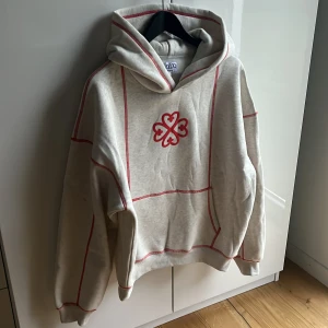  Saiintstore  Hoodie - 😋 Limiterad Oversized Hoodie från S🅰️iint ! Size L sitter från 180 ⬆️😀 Riktig sköön och mjuk, med ett värmande tjockt material. Borta från Fashion marknaden❌ sällsynt för att vara ny tillverkad! Fick en liten defekt när den skulle in i garderoben dock! Inget som stör vid användning men ett litet litet hål!(bild5)ItsForFits 🌟