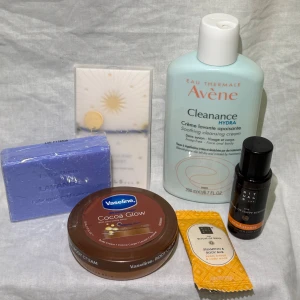Nytt! Hudvårdsprodukter från Vaseline och Rituals mm - 6 olika produkter. Allt är nytt förutom Avéne som är ca 75% (se bild på mängden) Samling av hudvårdsprodukter inklusive Avène Cleanance Hydra rengöringskräm, Vaseline Cocoa Glow body cream, Rituals The Ritual of Mehr schampo & body bar, och Rituals The Ritual of Happy Buddha balsam. Inkluderar även en lavendeltvål från Extra Doux. Armband från rituals 