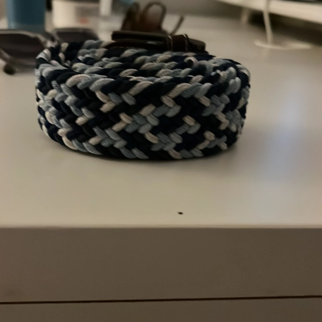 Flätat bälte i blå och vit - 1