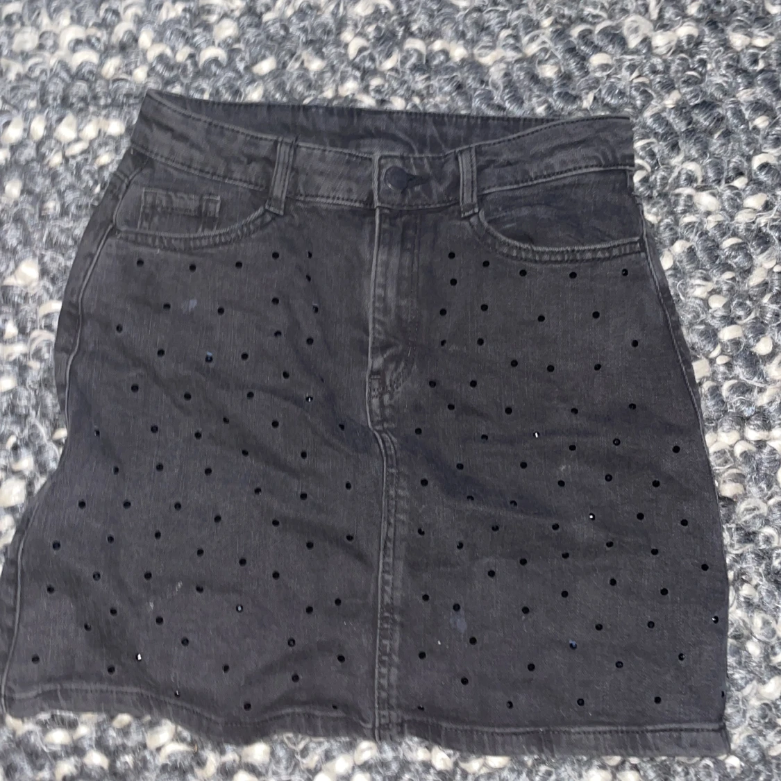 Svart jeanskjol med pärl/paljetter som detaljer