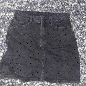 Svart jeanskjol med pärl/paljetter som detaljer  - ❤️