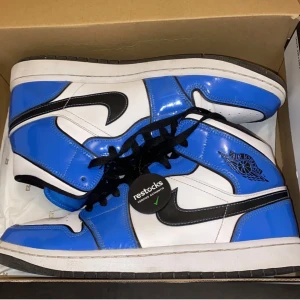 Nike Air Jordan 1 Signal blue - Jordan 1 signal blue köpt pả restocks, haft dem i länge men har knappt använt dem. För fler bilder eller info är det bara att skriva! Köparen stär för frakten!