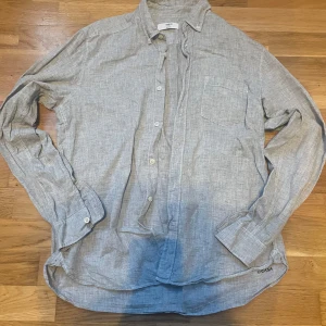 Grå skjorta från Granja - Säljer en  grå skjorta från Granja. Storlek: S. Hör av dig vid några frågor.