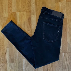 Replay Anbass herr - Snygga mörkblå jeansbyxor från Replay, modell Anbass. De har en slim fit passform och är tillverkade av återvunnet material. Nyskick! Storlek W30 L30. Svarar gärna på frågor! 🙌. Ny pris cirka 1800kr!!!