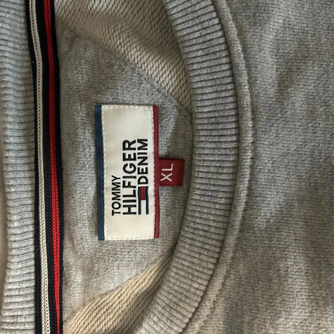 Grå sweatshirt från Tommy Hilfiger - 2