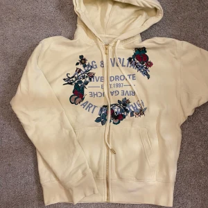 Zadig hoodie - Så fin zip up hoodie från Zadig, har två småfläckar (se bild 2 o 3) går säkert bort om man försöker