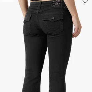 True Religion jeans - Oanvända jeans från true religion💗 säljer då de var förkorta på mig som är 171cm😊modell low Waist flare joey