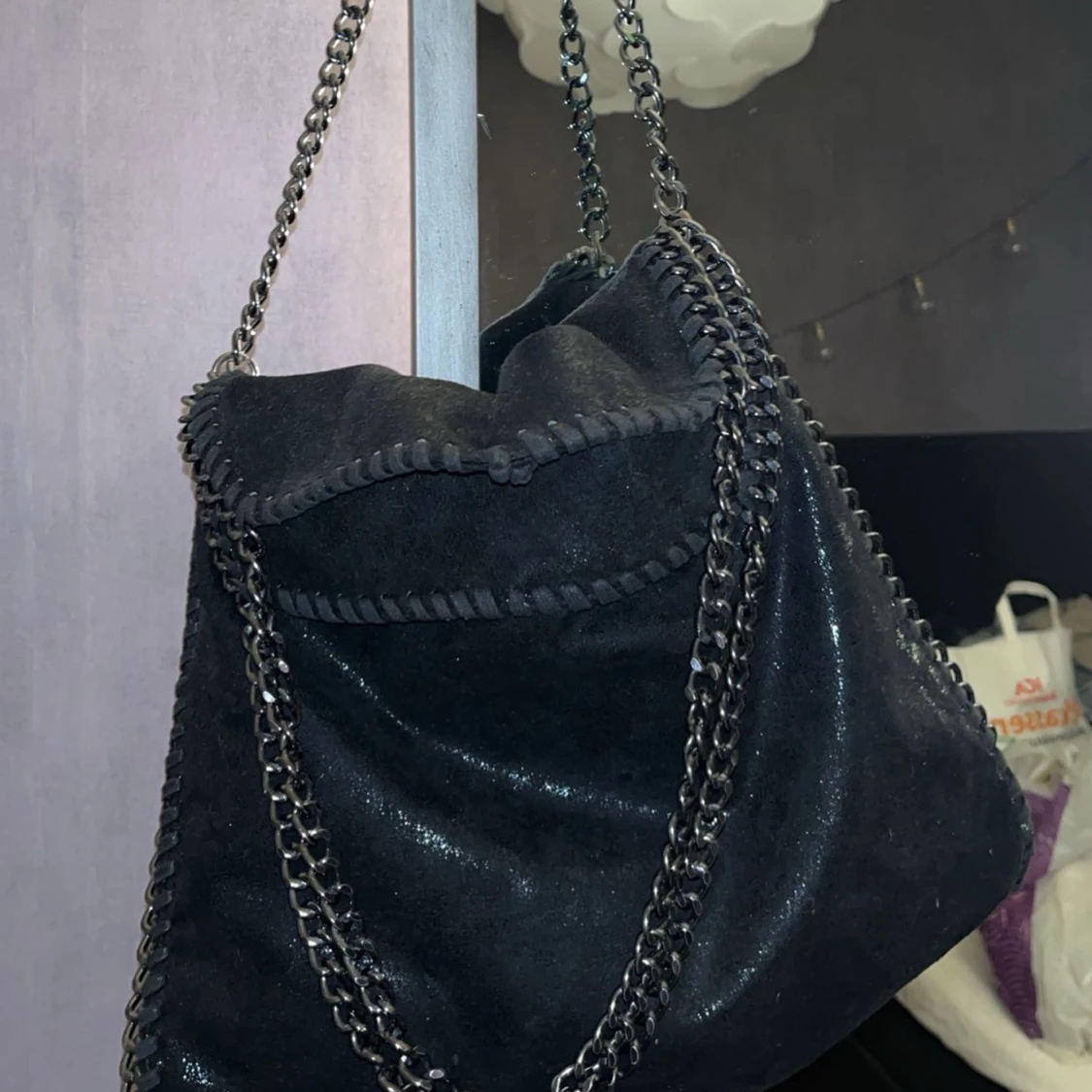 Svart axelväska med kedjedetaljer