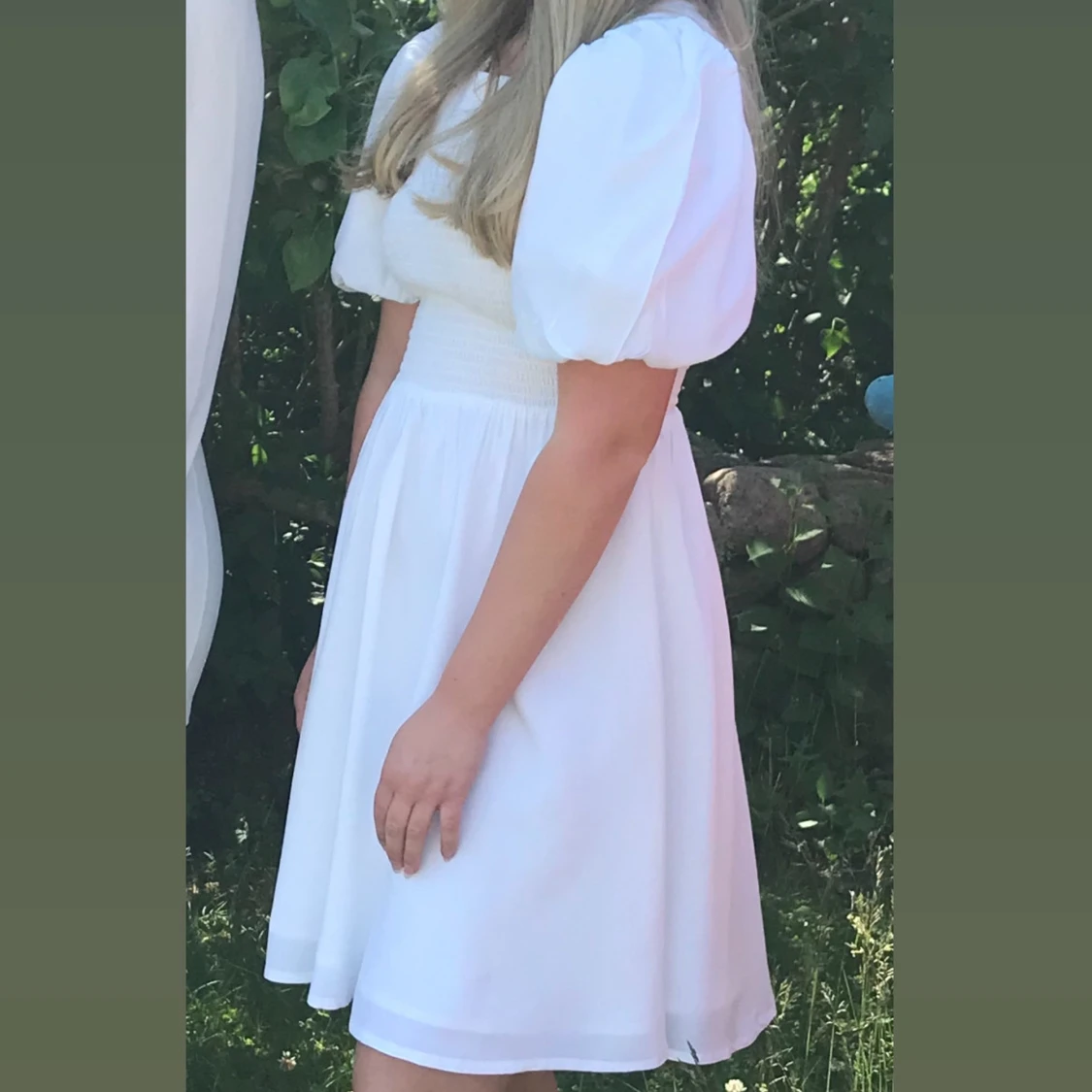 Vit klänning med puffärmar