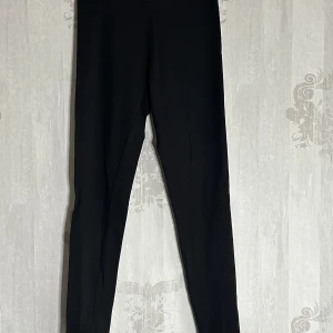 Svarta leggings från Gina Tricot - Snygga svarta leggings från Gina Tricot i storlek S. Tillverkade i mjukt och bekvämt material, perfekta för en avslappnad stil. De har en tight passform och är ett mångsidigt tillskott till garderoben.