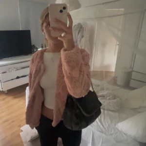 Pälsjacka från Vero Moda - Säljer en supergosig pälsjacka. Perfekt till våren🌸Tyvärr saknar den en knapp högst upp, men den brukade jag ej använda ändå!