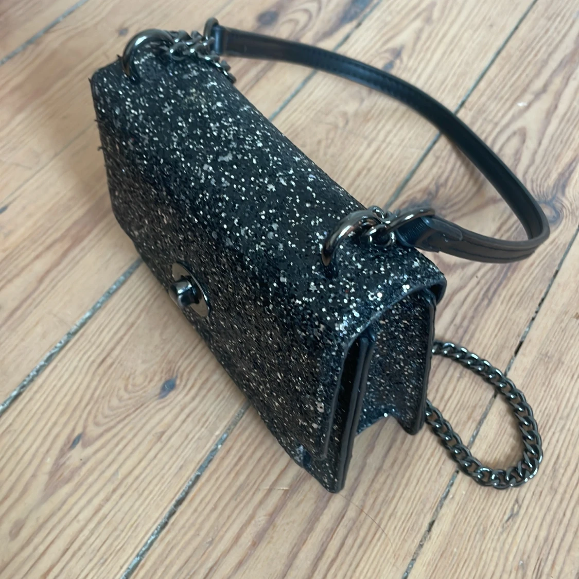 Glittrig väska  - 1