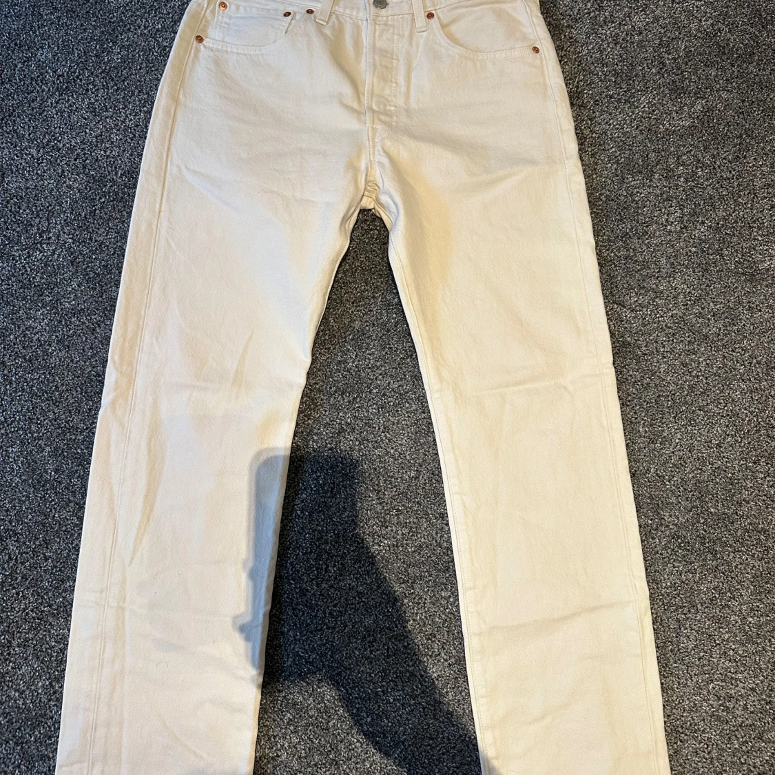 Beige/vita jeansbyxor från Levis - 1
