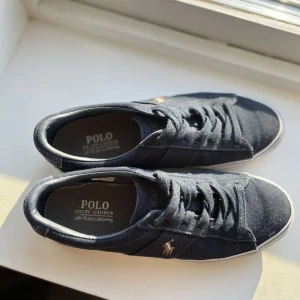 Svarta sneakers från Polo Ralph Lauren - Ralph lauren skor. Skick 9/10 nästan oanvänd hör av er vid frågor