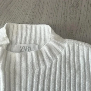 Stickad tröja - Säljer denna stickade tröja från Zara. Passar mig som har S-XXS. Fint skick. Säljs för 100kr. Vid intresse är det bara att höra av sig ❤️