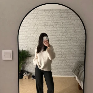 Grå randiga kostymbyxor från Stradivarius - Snygga grå kostymbyxor från Stradivarius med diskreta ränder. Byxorna har en klassisk design med knapp och dragkedja framtill. Perfekta för en stilren look.