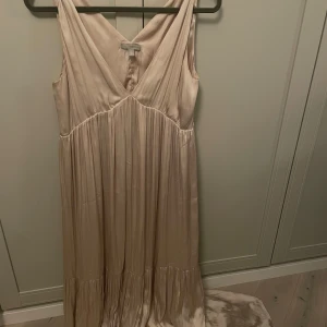 Balklänning - Superfin klänning i en champangefärg som passar perfekt som balklänning! Den är i M men skulle säga att den passar mindre storlekar också🥰🥰har fler bilder, skriv till mig privat om de!💕