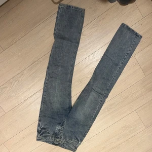 Blå jeansbyxor - Snygga blå jeansbyxor med en klassisk straight passform. Perfekta för en avslappnad stil. De har en traditionell femficksdesign och knappgylf.