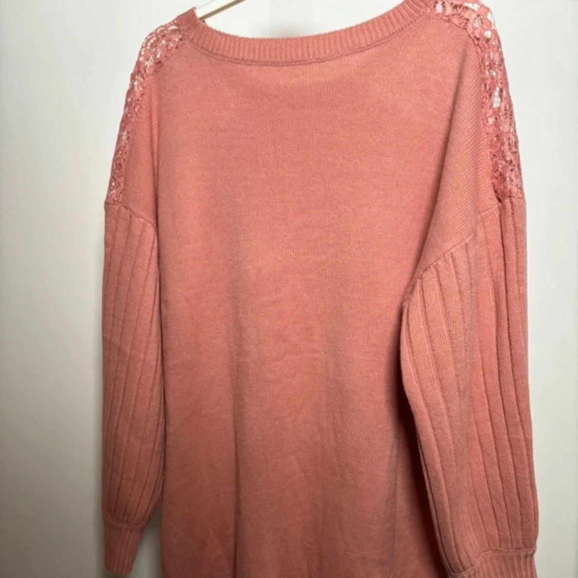 Rosa stickad tröja med spetsdetaljer - 4