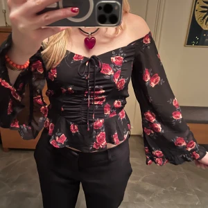 Svart blommig offshoulder-top - Så fin men tyvärr för liten för mig! Banden är nedvikta på första bilden🥰🫶🫶