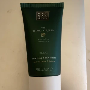 The Ritual of Jing Soothing Body Cream - Avkopplande body cream från Rituals, The Ritual of Jing. Innehåller helig lotus och jujube för en lugnande effekt. Perfekt för att vårda och återfukta huden. Tuben innehåller 70 ml.