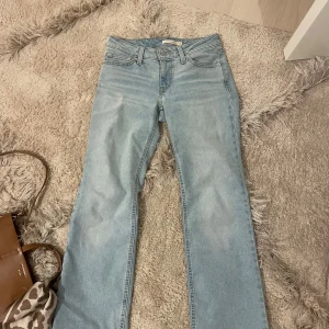 Ljusblå bootcut jeans från Levi's - Säljer ett par ljusblå Levi's jeans i modellen Superlow Boot. 