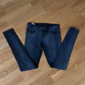Tiger of Sweden jeans  - Mörka denim från tiger of Sweden. Modell skinny jeans (perfekta till ett par snygga boots) och är i storlek S❣️