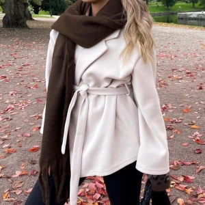 Beige kappa med knytband - Snygg ljus beige  kappa med knytband i midjan. Perfekt för våren. Jättefint skick 