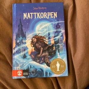 Nattkorpen - Säljer boken 'Nattkorpen' av Johan Rundberg, en spännande berättelse som utspelar sig i ett vintrigt Stockholm. Boken har vunnit Augustpriset 2021 och är en del av serien Månvind & Hoff. Perfekt för dig som gillar mysterier och historiska miljöer.