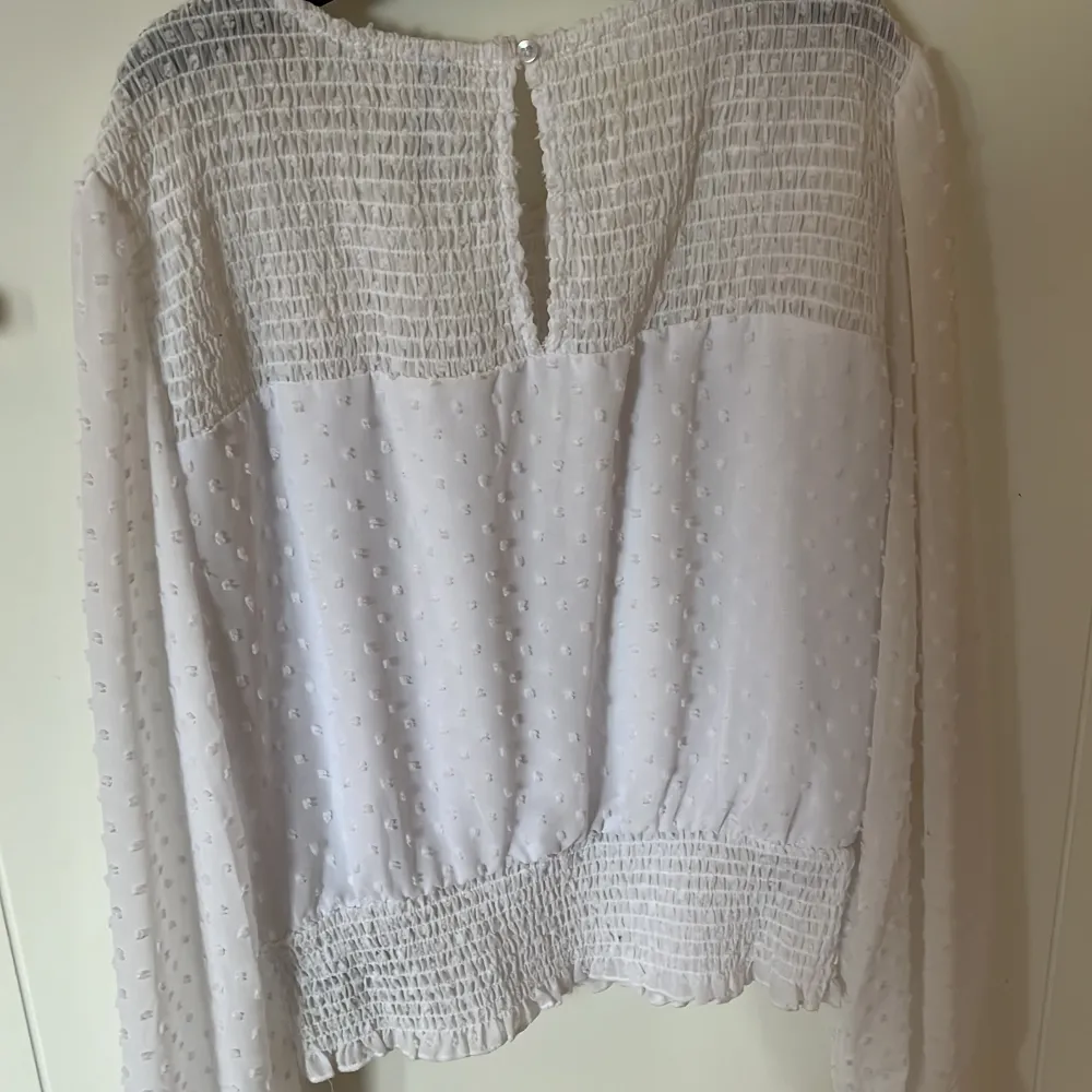 En vit blus från new yorker som bara används 1-3 gånger, bra skick men används inte längre bara.💕. Puserot.