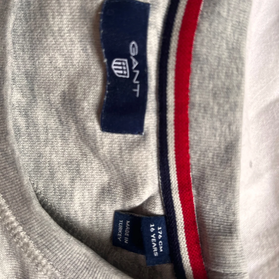 Grå sweatshirt från GANT - 1