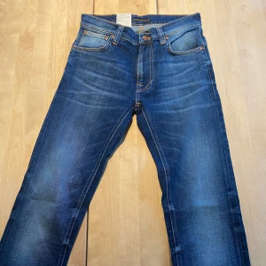 Helt nya Nudie Jeans - Tjena! Säljer nu ett par riktigt feta nudie jeans med en riktigt snygg tvätt. De är HELT NYA, med lapparna fortfarande kvar. Jeansen är i modellen ”Thin Finn”, vilket är en slim fit passform. De är ju som sagt helt nya, så finns inga defekter. De är i storleken ”29/30”. Hör av er vid närmsta fundering! ❗️Kolla även in min profil för fler helt nya nudie jeans i olika storlekar❗️