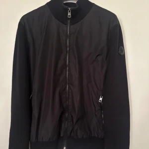 Moncler  - Moncler cardigan. Storlek M. Skick 8.5/10. Pris 3490kr. 