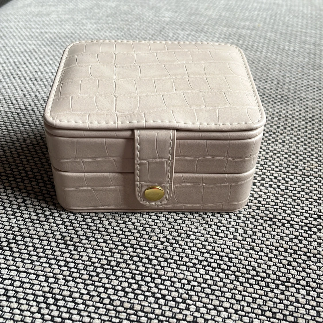 Beige smyckeskrin med krokodilmönster