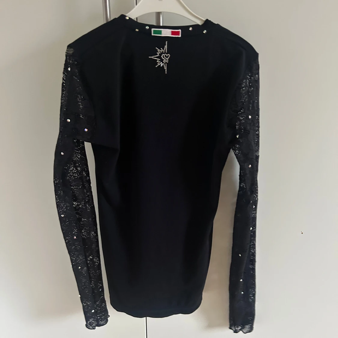 Svart v-ringad spets topp från Karisma  - 1