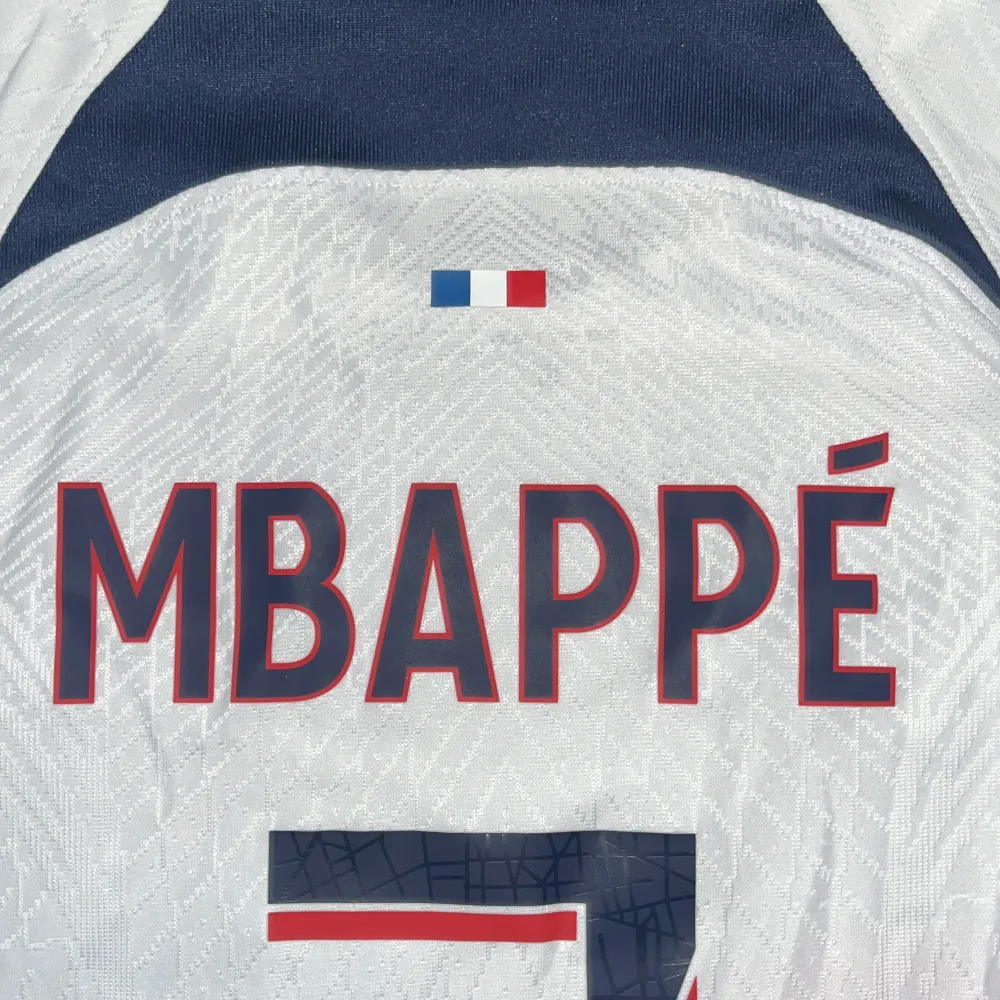 Snygg vit PSG fotbollströja från Nike med Mbappé 7 på ryggen. Den är helt ny och aldrig använd, köpt från Nike. Nypris: 1299kr. Mitt pris:500kr. . T-paidat.