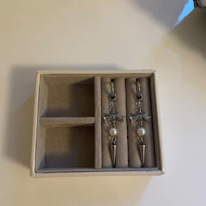 Elvira Earrings  - 65kr per par, gjorda i rostfritt stål vilket innebär att de inte färgar av sig eller tappar färg💞 Beställ via Plick eller Bernberg.quickbutik.se🤗