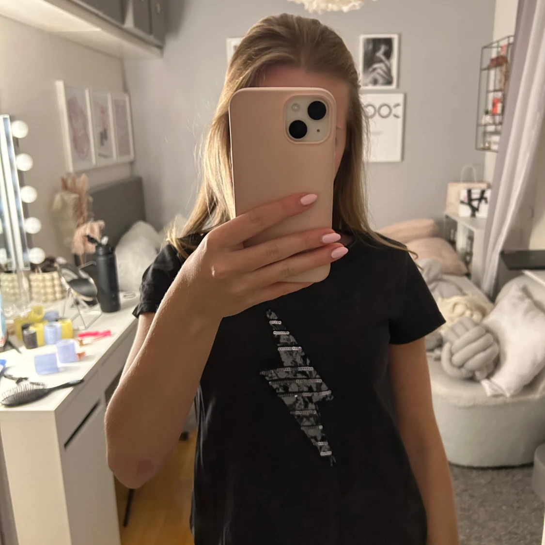 Svart t-shirt med blixtmotiv - 1
