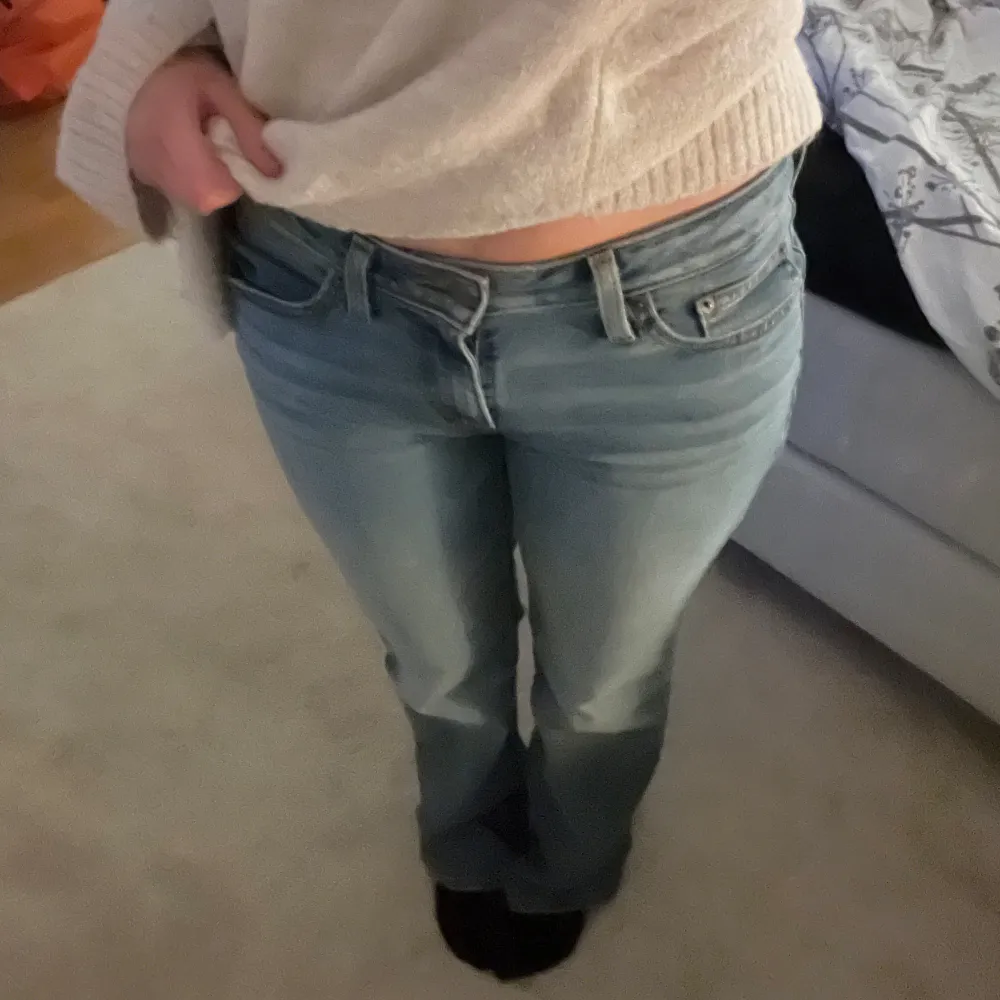 Snygga blå lågmidjade bootcut jeans från Levi’s knappt använda, säljer för att jag inte använder dom💖💖storlek 27x34. Jag är 165 cm och dom är perfekt i längden🤗. Farkut & Housut.
