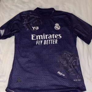 y-3 real madrid bellingham - Säljer real tröja bellingham, Y3 lila limited edition tröja. Oanvänd. Nypris 1200. Liten i storlek 