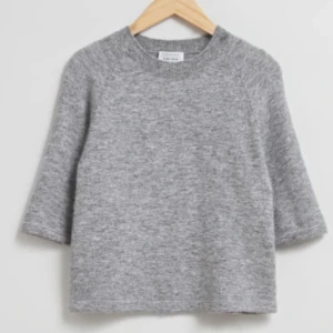 Grå stickad tröja från & Other stories  - Säljer en trekvartsärmad grå stickad tröja från & Other stories. Storlek S och sitter supersnyggt på! Endast använd ett fåtal gånger så i väldigt bra skick, orginalpris 790kr. (Bild 2 är en annan färg, endast till för att visa modellen)