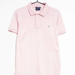 Rosa GANT piké - En pike av märket GANT den är i färgen rosa. Jag har växt ut den så anledningen till att sälja