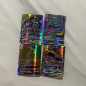 Pokémon GX-kort - Säljer fyra Pokémon GX-kort med holografisk effekt. Korten har en glansig yta och visar olika Pokémon-karaktärer. Perfekt för samlare eller Pokémon-entusiaster som vill utöka sin samling.