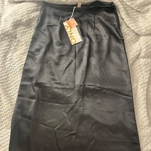 Kjol - Helt ny långkjol beställd från Only, tyvärr för liten för mig.