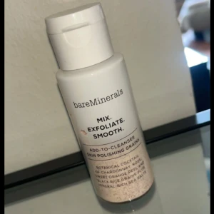 bareMinerals -  Mix. Exfoliate. Smooth. Polishing Grains - Ny/oanvänd. ”Reveal your natural, healthy glow with these innovative add-to-cleanser buffing grains. Mix a small amount with your cleanser for a customized exfoliating experience. A botanical cocktail of chardonnay, rose, sweet orange peel and black rice grains, plus mineral-rich sea salts gently refine texture, encourage cell turnover and help renew skin's vibrancy. Your skin is left feeling incredibly soft, smooth and freshly polished.” Erbjuder rabatt vid köp av 2 eller fler produkter!
